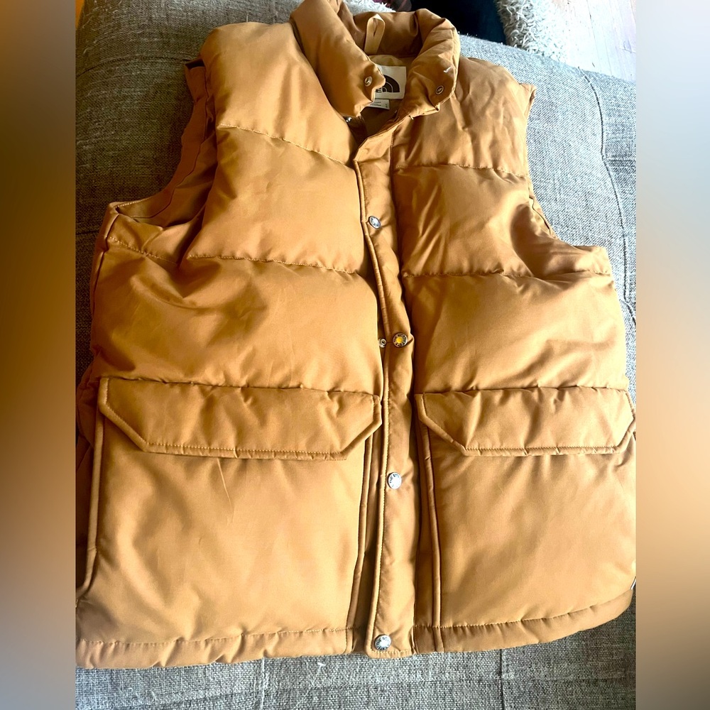 The North Face Down Sierra 3.0 puffer vest! 🏔️